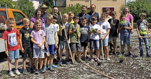 Schlerinnen und Schler haben dem Bauhof geholfen.   | Foto: Stadt