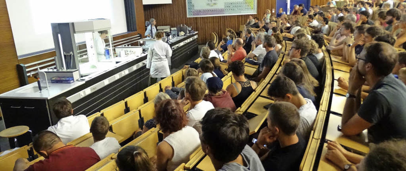 Gymnasiasten verfolgen im Hrsaal die ...sveranstaltung des Freiburg-Seminars.   | Foto: Lena Roser