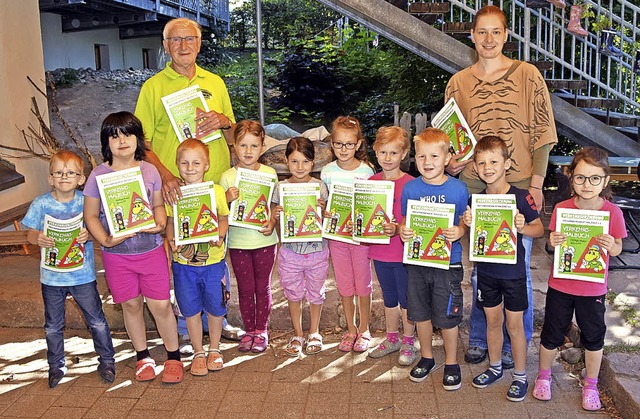 Otto Thoma von der Kreisverkehrswacht ...d mit der Erzieherin Carmen Schuble.   | Foto: Stefan Pichler