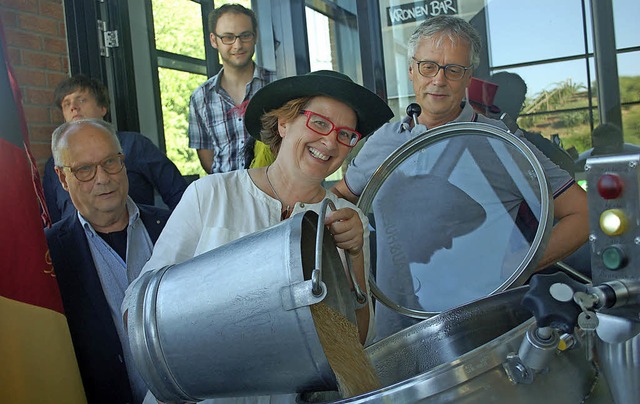 Kulturchefin Carmen Ltsch waltet mit ...hen Narrenzunft (rechts) assistieren.   | Foto: Ralf Burgmaier