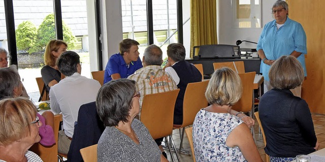 Dekanin Christiane Vogel bei der Gemeindeversammlung in Hchenschwand.   | Foto: Stefan Pichler