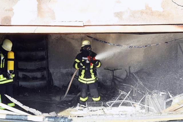 Garagenbrand setzt Wohnhaus-Fassade in Mahlberg in Flammen