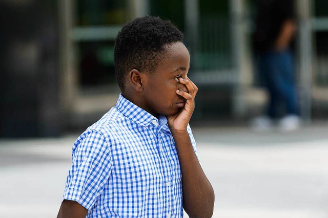 Florida: Ein Junge weint um den Rapper...n der Halle hinter ihm aufgebahrt ist.  | Foto: Jason Koerner