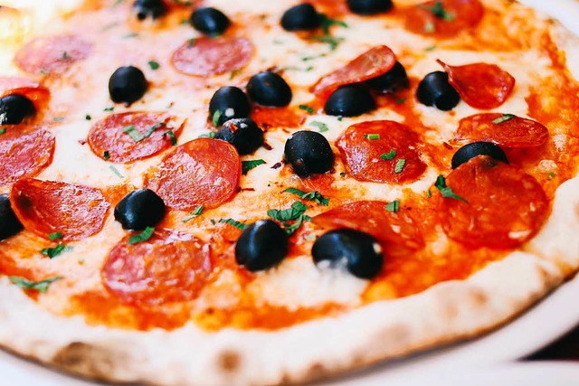 Pizza Salami gehrt zu den Top 3 Pizzen, die in Freiburg bestellt werden.  | Foto: Carissa Gan (Unsplash.com)