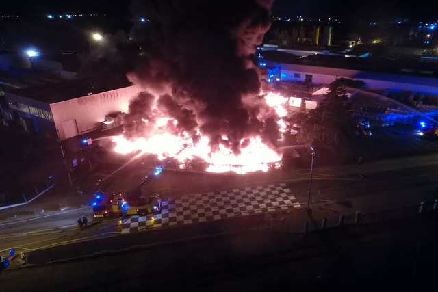 Eine riesige Lagerhalle der Firma Soprema in Straburg stand in Flammen.  | Foto: Prfecture du Bas-Rhin/Straburg