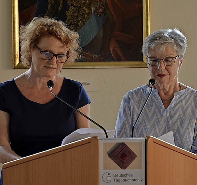 Lieen mit ihren Stimmen Schicksale au...a Jger-Schenk (l.)  und Ursula Weiss.  | Foto: Sommer