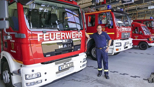 Stadtkommandant Markus Rebholz mit ein...zeugsparks der Laufenburger Feuerwehr.  | Foto: Martin Kpfer