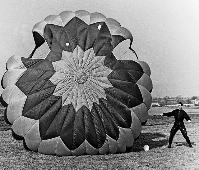 Gut gelandet auf Teninger Gebiet und d...gen: die Fallschirmspringer von 1968.   | Foto: Armin Mller