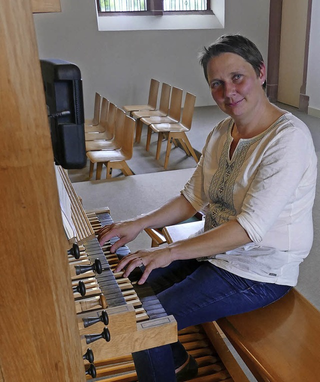 Kathrin Lang zieht als Organistin die ...r der Orgel in der Kirche Nonnenweier   | Foto: Ulrike Derndinger