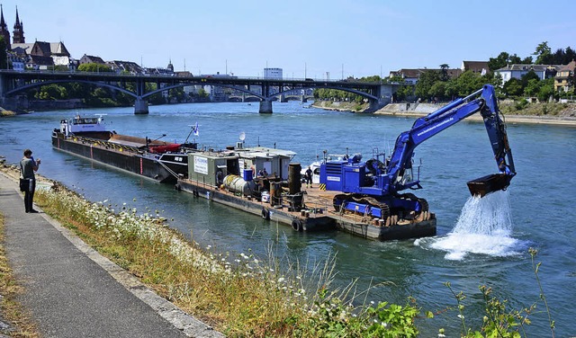 Der Rhein im Basler Stadtgebiet wird m...chiffs die Schifffahrtrinne vertieft.   | Foto: Annette Mahro