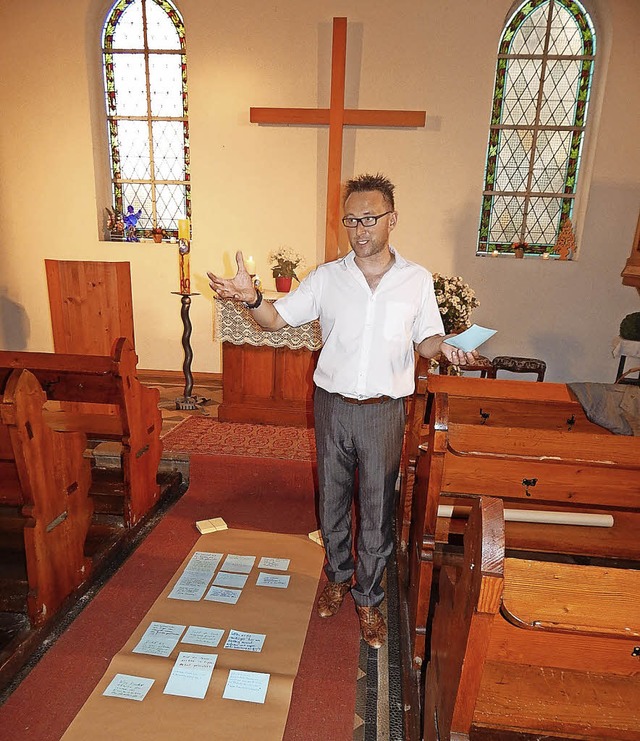 Viele Karten mit Ideen konnte Pfarrer Armin Strenzl einsammeln.  | Foto: Claudia Gempp