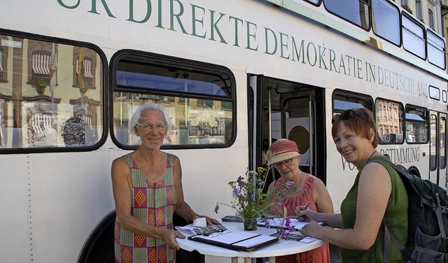 Werner Kppers, seine Mitstreiterin  G...r und eine Untersttzerin am Infobus.   | Foto: WEidling