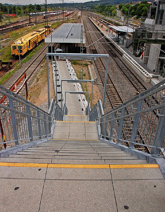 Mit diesem Provisorium mssen die Bahn... Bahnhof noch bis 2024 zurechtkommen.   | Foto: Frey
