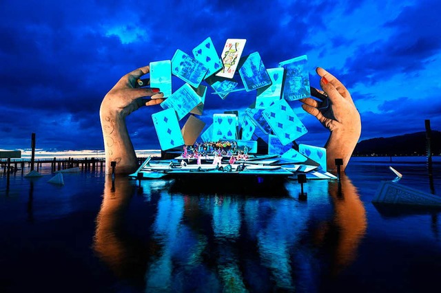 Kunstwerk im See: das spektakulre Bregenzer &#8222;Carmen&#8220;-Bhnenbild  | Foto: dpa