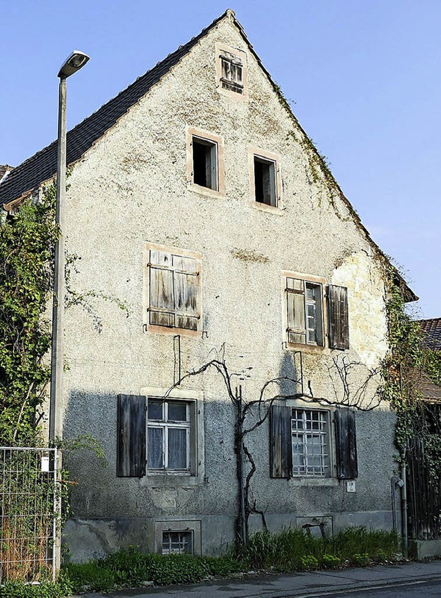Die losen Fensterlden (Bild links vom...hlossen, bald soll es verkauft werden.  | Foto: Langelott