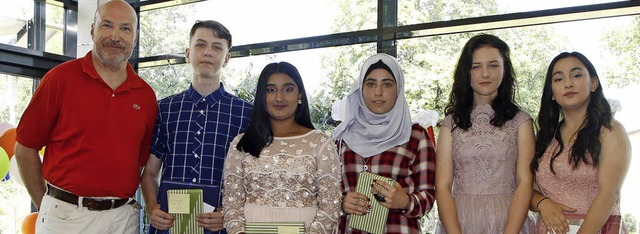 Rektor Thomas Bhrer (von links) mit d...ni, Veronika Faller  und Alena Babur.   | Foto: Heidi Fssel