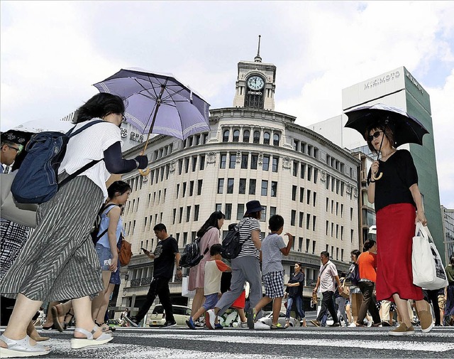 Der Schirm soll in Tokio ein wenig vor der Sonne schtzen.   | Foto: dpa