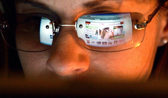 Immer mehr Menschen suchen online nach...s machen sich auch Kriminelle zunutze.  | Foto: dpa