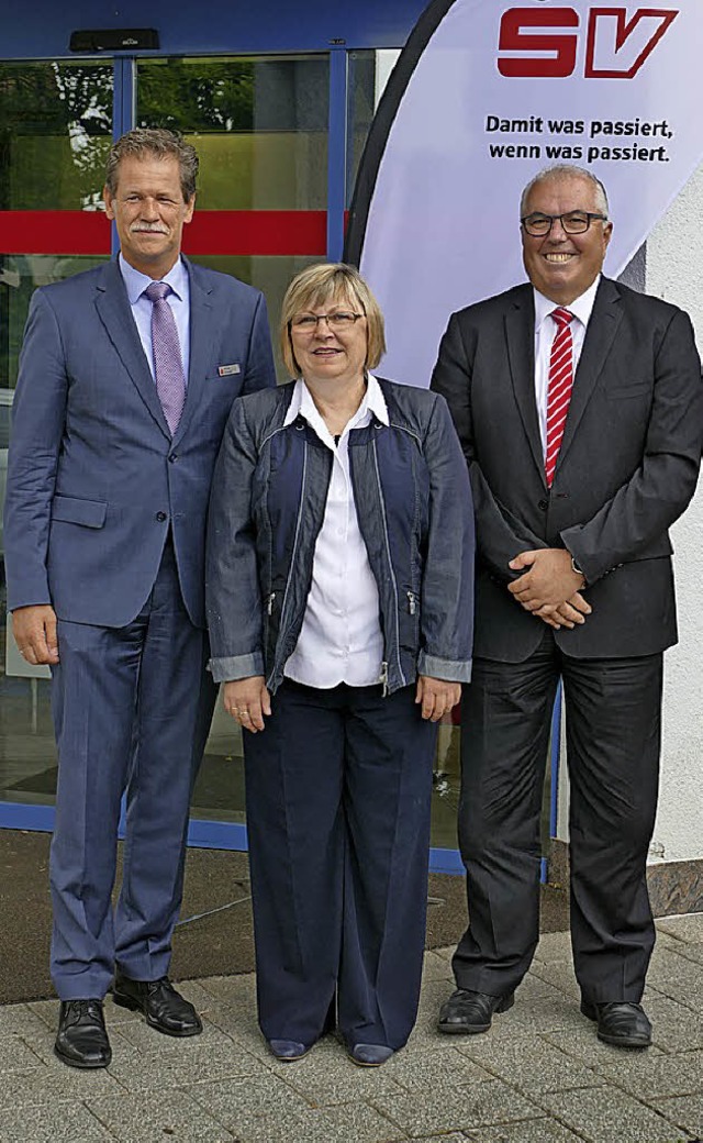 Michael Grninger (l.), Anette Tischer...im Schmidt vor der SV-Geschftsstelle   | Foto:  mr