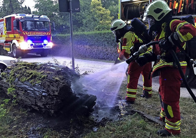 Achtung Waldbrandgefahr: Die Bad Scki...g einen glimmenden Baumstamm lschen.   | Foto:  Privat