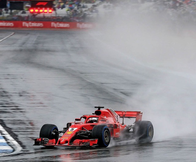 Sebastian Vettel beim Training im Regen von Hockenheim   | Foto:  dpa