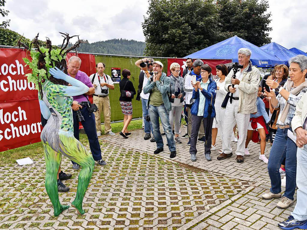 Bodypaintingfestival am Titisee zum Thema Wald und Nachhaltigkeit.