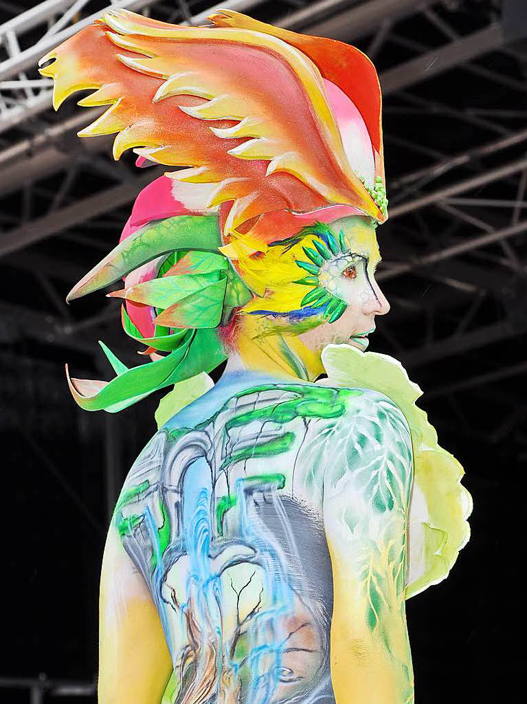 Bodypaintingfestival am Titisee zum Thema Wald und Nachhaltigkeit.