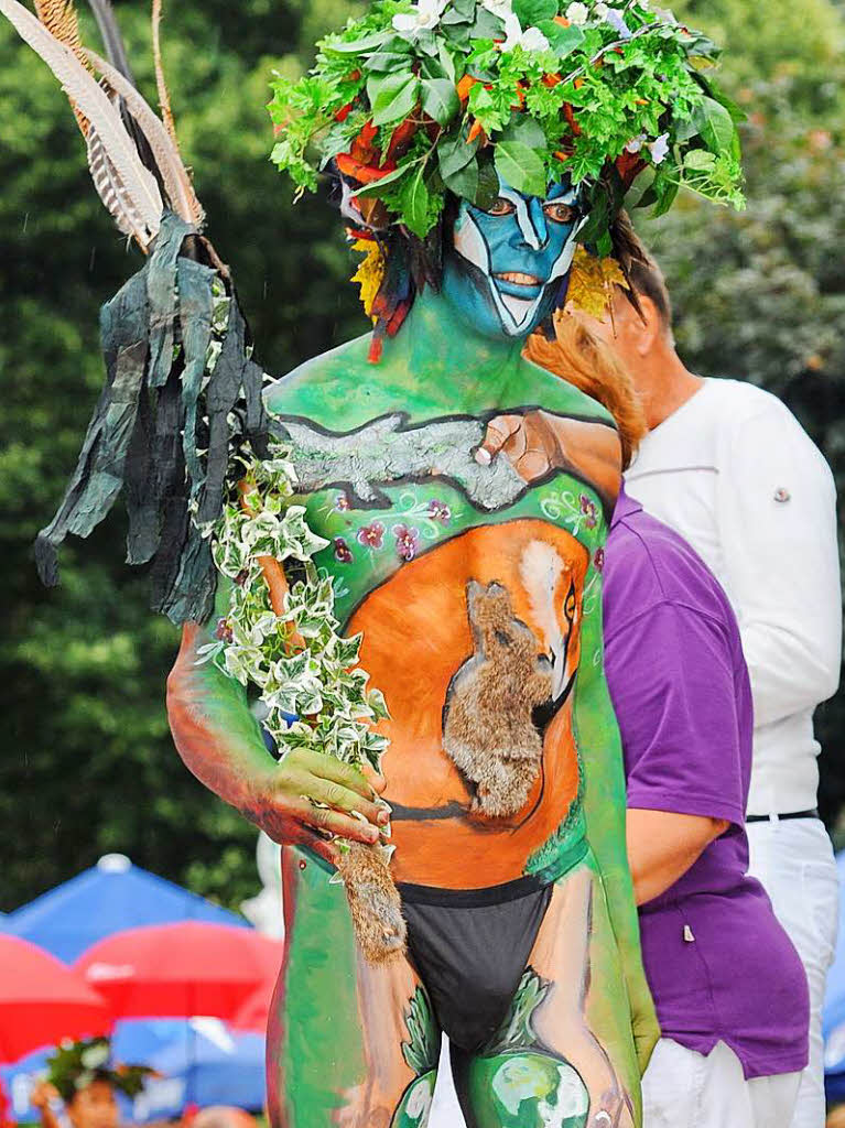 Bodypaintingfestival am Titisee zum Thema Wald und Nachhaltigkeit.