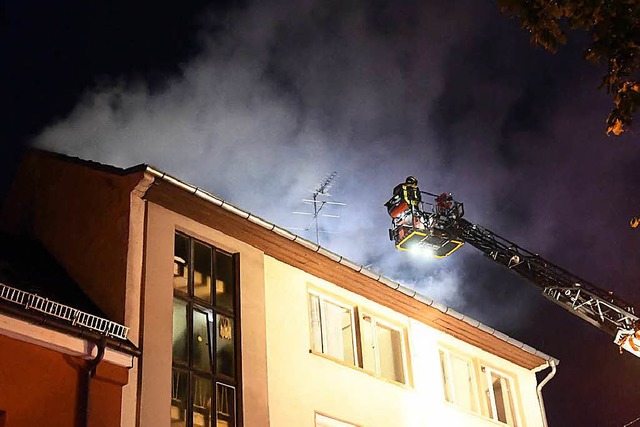 ber eine Schiebeleiter konnte die Feuerwehr die Frau vom Dach retten.  | Foto: Wolfgang Knstle