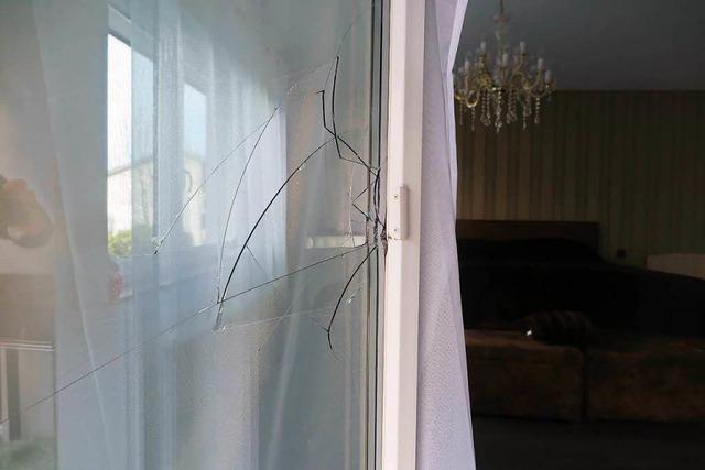 Hausbesitzer zerstört sein eigenes Fenster