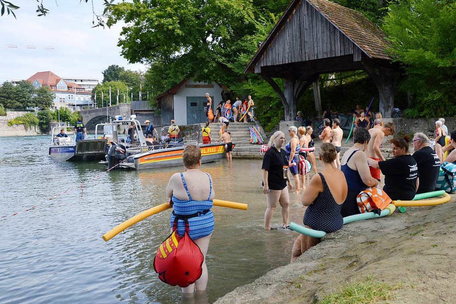 Schweizer und Deutsche gingen am Sonntag gemeinsam zum Rheinschwimmen. Die Teilnehmer der Veranstaltung von Stadtsportausschuss und Sportkommission wurden von DLRG und Rheinrettung über 1,5 Kilometer begleitet. (Foto: Horatio Gollin) Schweizer und Deutsche gingen am Sonntag gemeinsam zum Rheinschwimmen. Die Teilnehmer der Veranstaltung von Stadtsportausschuss und Sportkommission wurden von DLRG und Rheinrettung über 1,5 Kilometer begleitet. (Foto: Horatio Gollin)