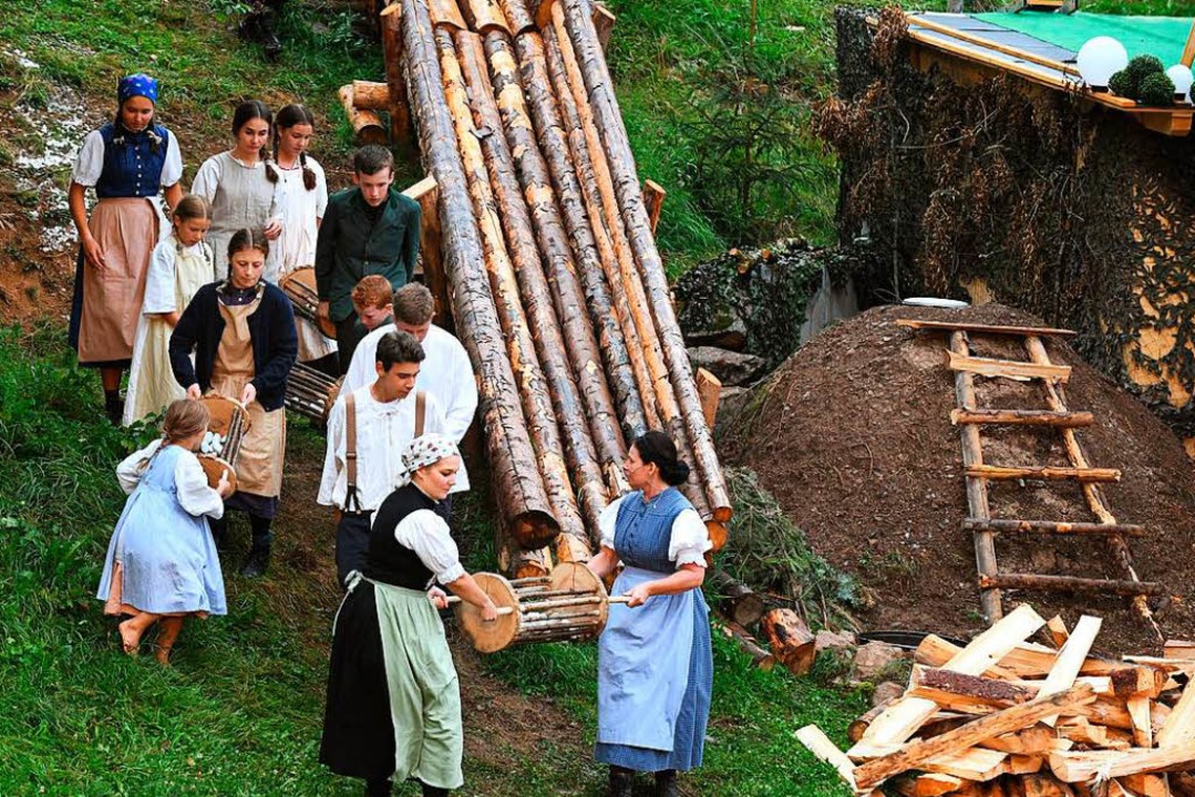 Frauen und Kinder holen Quarzkiesel, r...r Köhler, in der Mitte die Holz-Riese.  | Foto: Wolfgang Scheu
