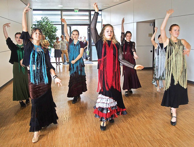 Eine Gruppe Schlerinnen begeisterte b...ulfest mit einer Flamenco-Vorfhrung.   | Foto: Annika Sindlinger