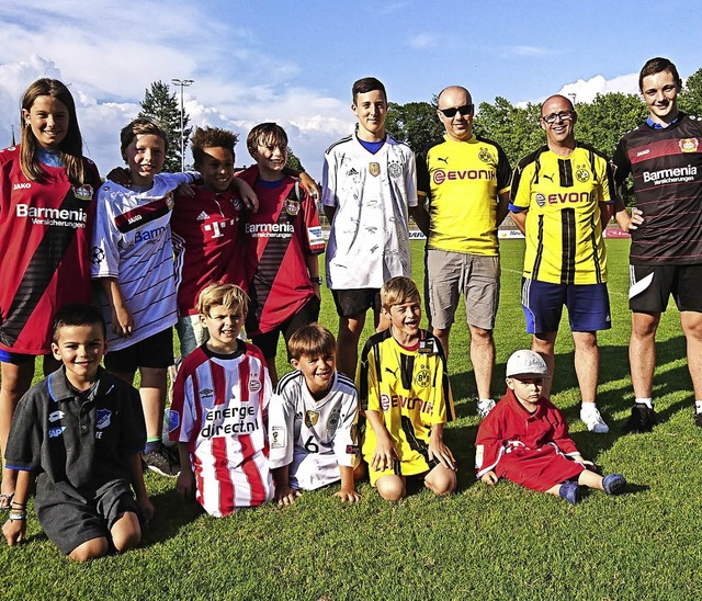 Beim Saisonabschluss der Fuballjunior...it Glck auch tolle Trikots gewinnen.   | Foto: Delizia Tafuno