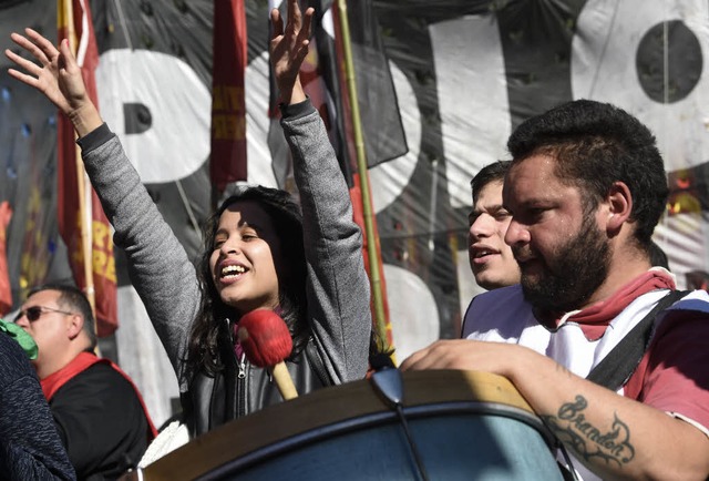 Demonstranten nehmen an einer Demonstr...in der argentinischen Hauptstadt teil.  | Foto: dpa