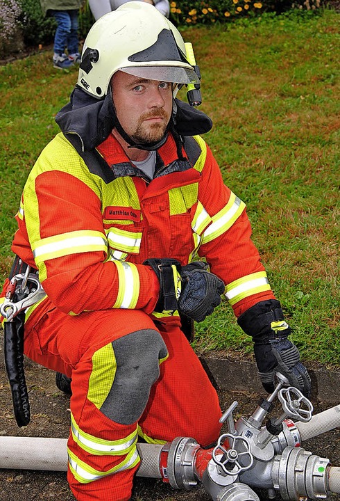 Jede Aufgabe ist wichtig: Matthias Gr...on mit Rettungstrage und Fluchthaube.   | Foto: Mark
