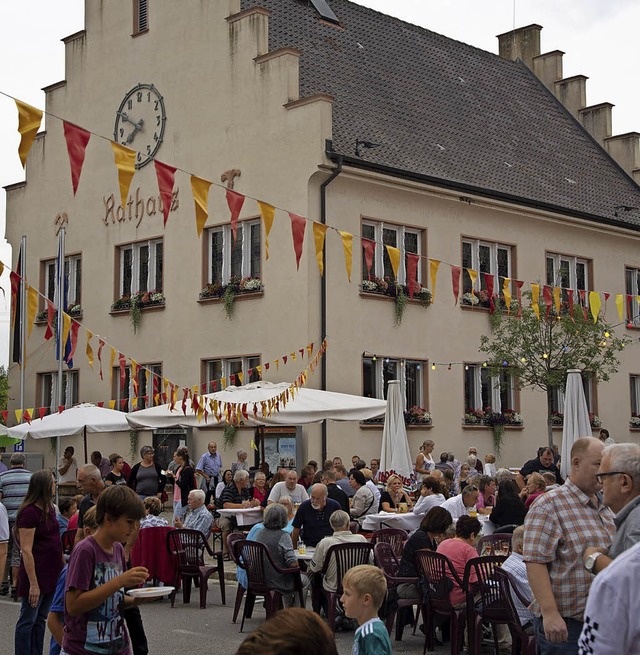 Das Bugginger Fest rund um das Rathaus...rt auch das ein oder andere Tnzchen.   | Foto: Volker Mnch