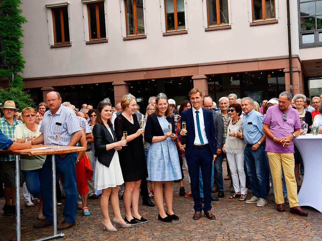 Empfang der Badischen Weinknigin, Miriam Kaltenbach (blauen Kleid, neben Brgermeister Raphael Walz).