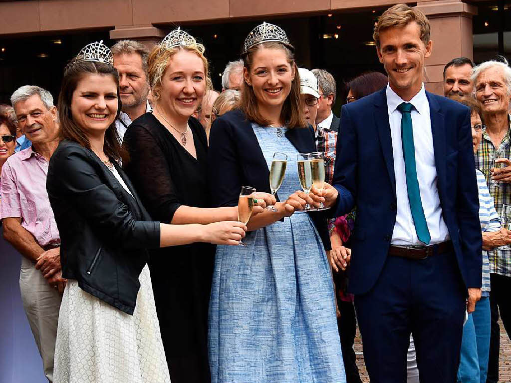 Empfang der Badischen Weinknigin, Miriam Kaltenbach (blaues Kleid, neben Brgermeister Raphael Walz). Daneben die Weinprinzessinnen Hannah Herrmann (mitte), Stephanie Megerle (links).