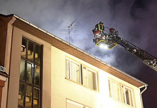 ber die Schiebeleiter wurde eine Frau vom Dach gerettet.   | Foto: W. Knstle