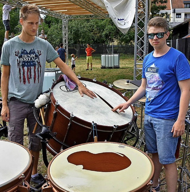 Die   Schlagzeuger Florian Finke und L...chmidt vor ihren zerstrten Trommeln.   | Foto: Heinz Vollmar