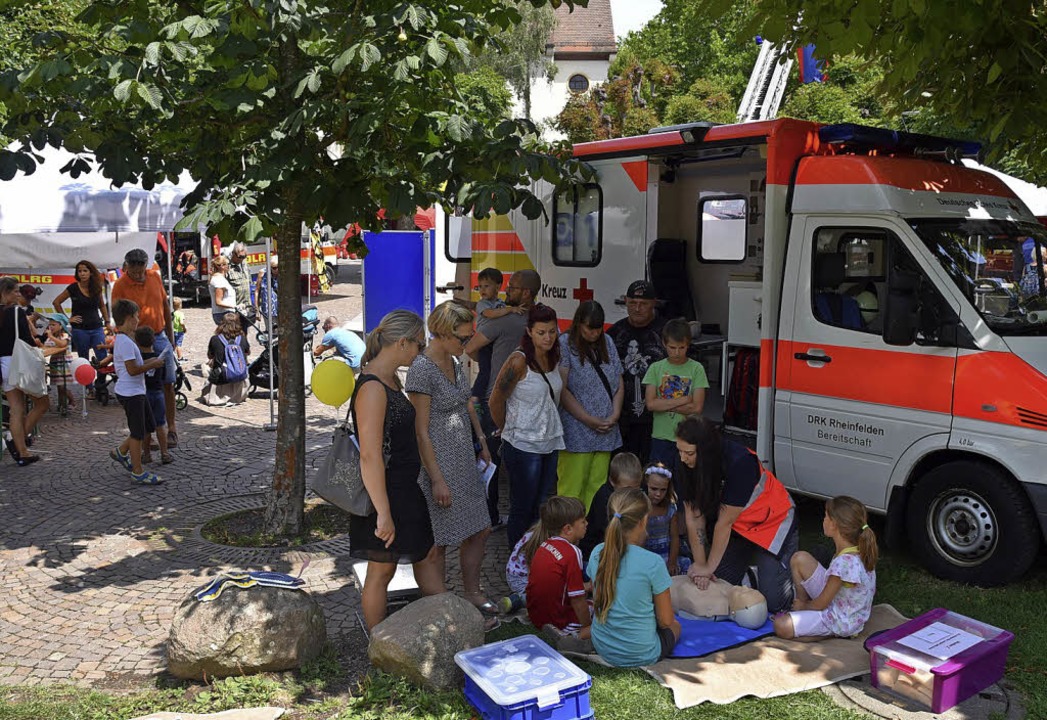 Helfer des DRK zeigen, wie eine Wiederbelebung abluft.  | Foto: Martin Eckert