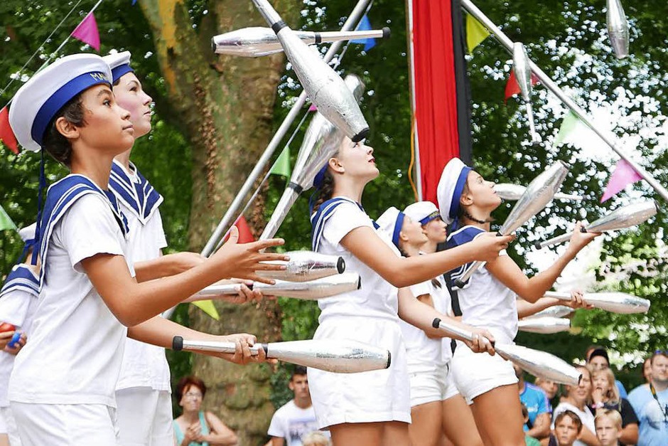 Ganz maritim gab sich der Kinder- und Jugendzirkus Faustino bei seinem Programm 2018: "Faustino sticht in See" hieß die tolle Show, die drei Mal unter den Bäumen am Stadtsee in Staufen Akrobatik, Spaß und Spannung bot. (Foto: Hans-Peter Müller) Ganz maritim gab sich der Kinder- und Jugendzirkus Faustino bei seinem Programm 2018: "Faustino sticht in See" hieß die tolle Show, die drei Mal unter den Bäumen am Stadtsee in Staufen Akrobatik, Spaß und Spannung bot. (Foto: Hans-Peter Müller)
