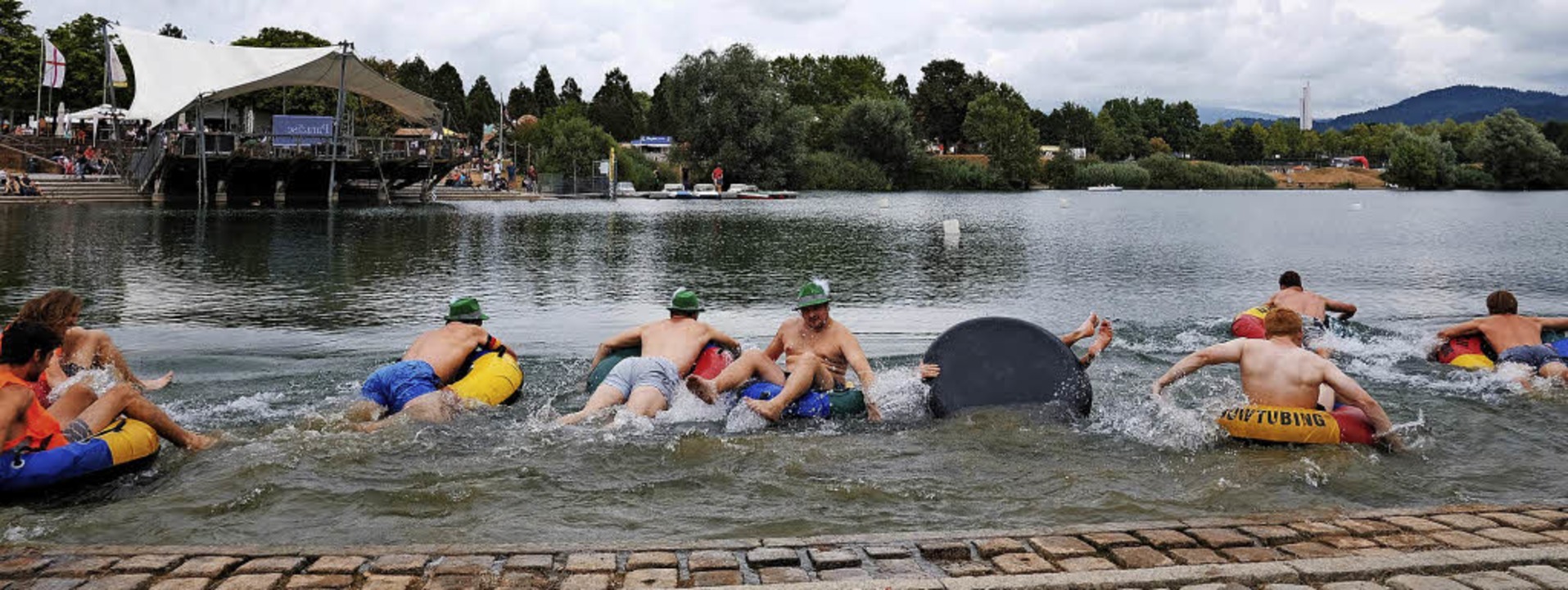 Feucht-fröhliches Vergnügen: Water-Tube-Challenge beim Seefest  | Foto: Miroslav Dakov