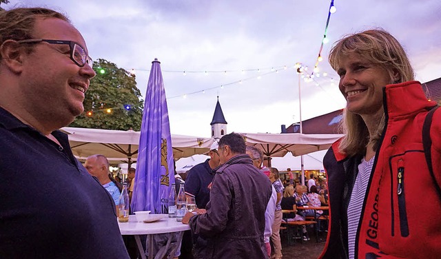 Gut gelaunte Gste auf dem bebenden Gutshofplatz in Umkirch.   | Foto: Julius Steckmeister