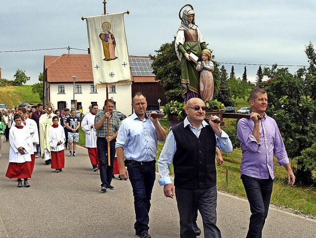 Die Statue der Heiligen Anna wird bei ...m Patrozinium durch den Ort getragen.   | Foto: Stefan Pichler