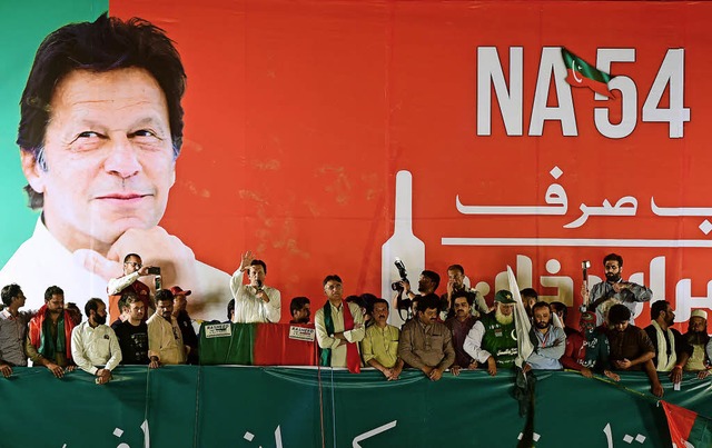 Der frhere Cricket-Spieler Imran Khan bei einem Wahlkampfauftritt in Islamabad   | Foto: AFP