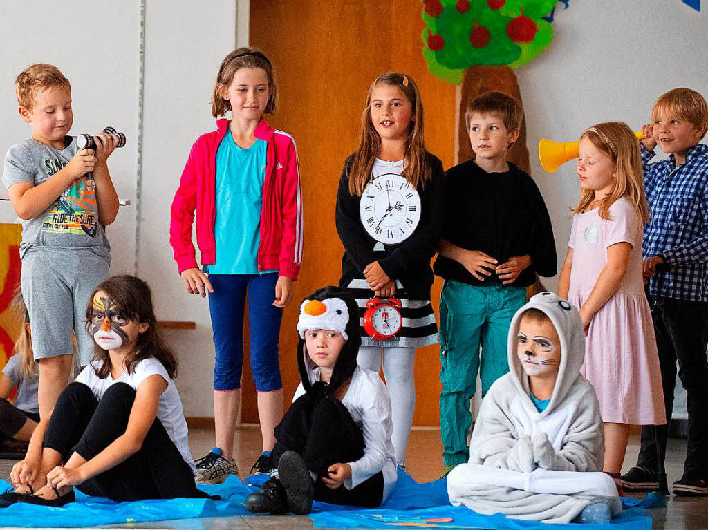 Theateraufführung der 2. Klasse in der Schule in Gündelwangen Theateraufführung der 2. Klasse in der Schule in Gündelwangen