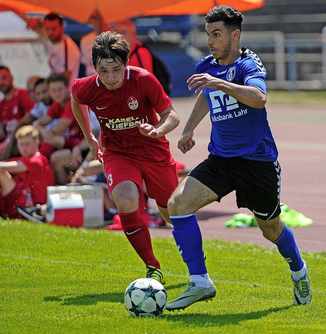 Ahmet Kalu (rechts) beim Vorbereitungs...le im Spiel gegen den Offenburger FV.   | Foto:  Pressebro Schaller