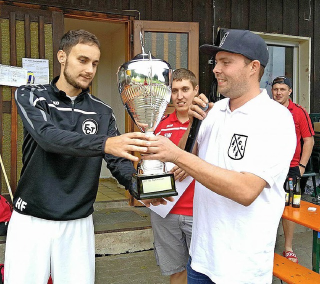 Vorsitzender  Martin Schelb berreicht  dem FC Teningen den Rogg-Pokal.   | Foto: Inken Kramer